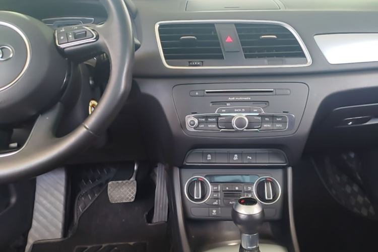 Used Audi Q3 2018 30th Anniversary Edition 35 TFSI Fashion Model Center Console