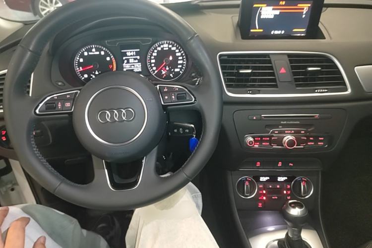 Used Audi Q3 2018 30th Anniversary Edition 30 TFSI Fashion Model Center Console