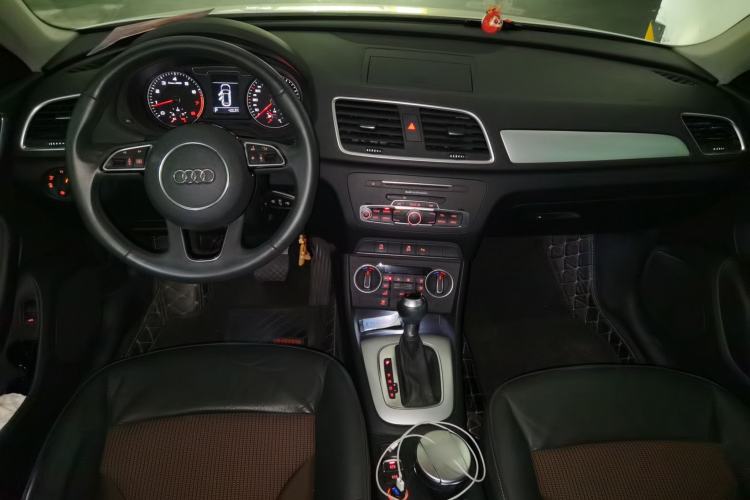 Used Audi Q3 2018 30 TFSI Fashion Edition Collector's Version Center Console
