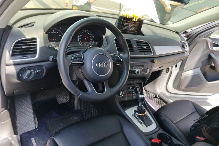 Used Audi Q3 2018 30th Anniversary Edition 30 TFSI Fashion Model Center Console