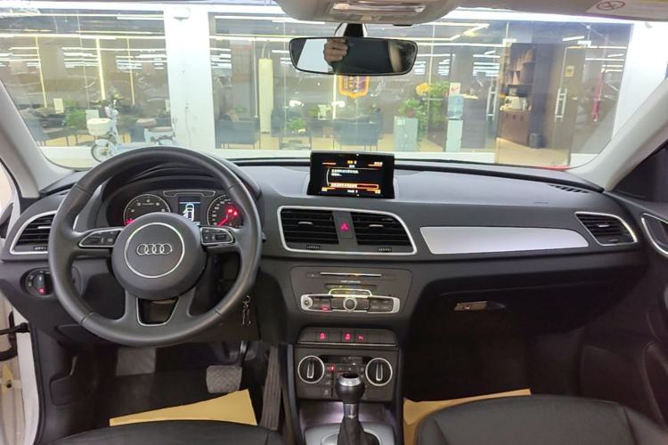 Used Audi Q3 2018 30 TFSI Fashion Edition Collector's Version Center Console