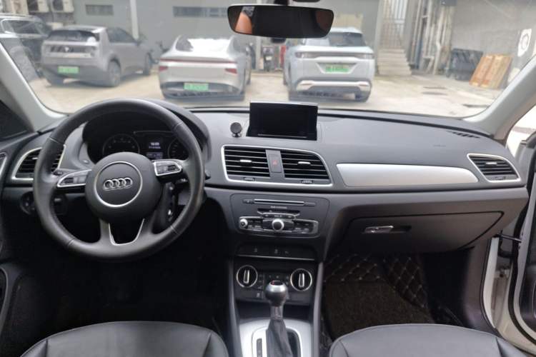 Used Audi Q3 2018 30th Anniversary Edition 30 TFSI Fashion Model Center Console