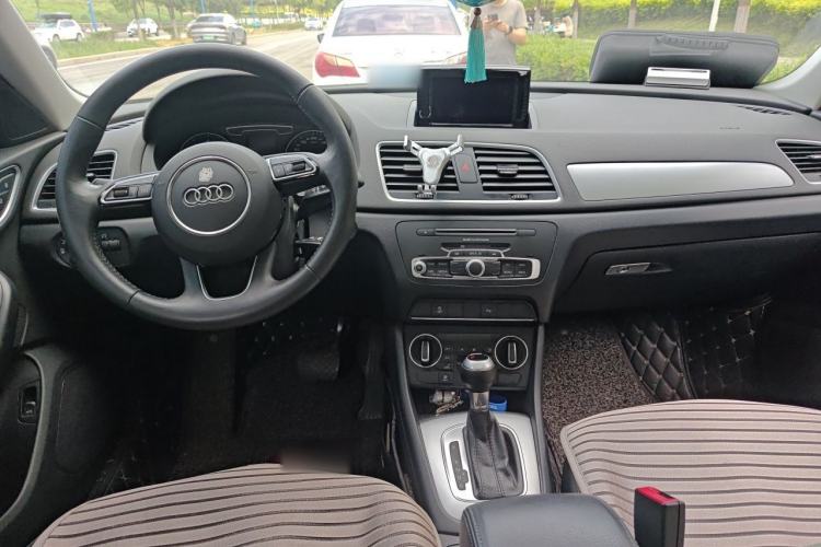 Used Audi Q3 2018 30th Anniversary Edition 30 TFSI Fashion Model Center Console