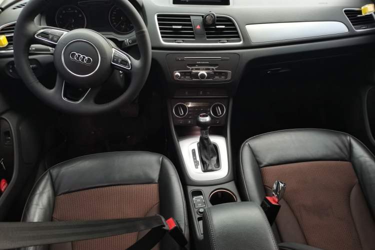 Used Audi Q3 2018 30th Anniversary Edition 35 TFSI Fashion Model Center Console