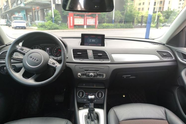 Used Audi Q3 2018 30th Anniversary Edition 30 TFSI Fashion Model Center Console