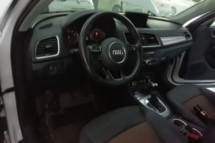 Used Audi Q3 2018 30 TFSI Fashion Edition Collector's Version Center Console