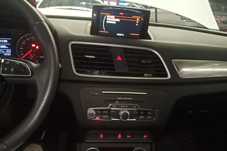 Used Audi Q3 2018 30th Anniversary Edition 35 TFSI Sport Model Center Console
