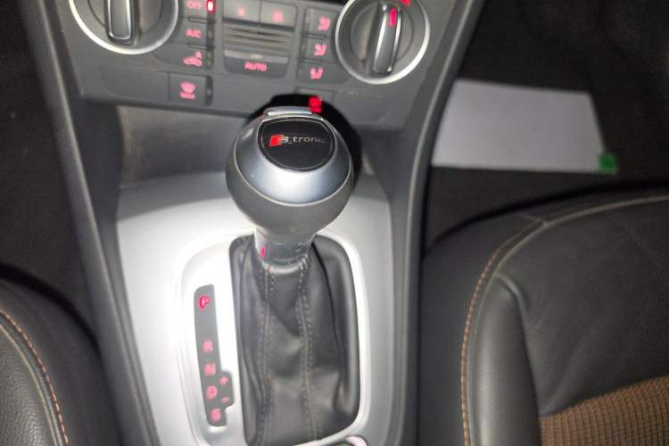 Used Audi Q3 2018 30th Anniversary Edition 30 TFSI Fashion Model Gear Lever