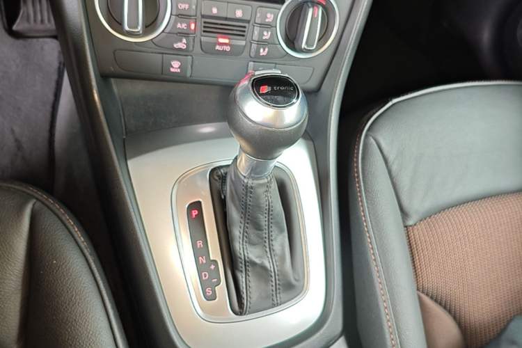 Used Audi Q3 2018 30th Anniversary Edition 30 TFSI Fashion Model Gear Lever