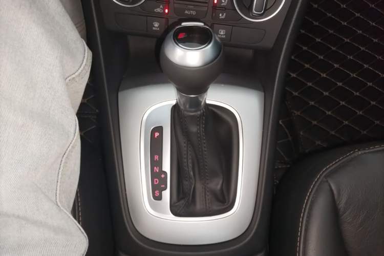 Used Audi Q3 2018 30th Anniversary Edition 30 TFSI Fashion Model Gear Lever