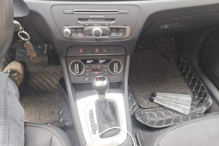 Used Audi Q3 2018 30th Anniversary Edition 30 TFSI Fashion Model Gear Lever
