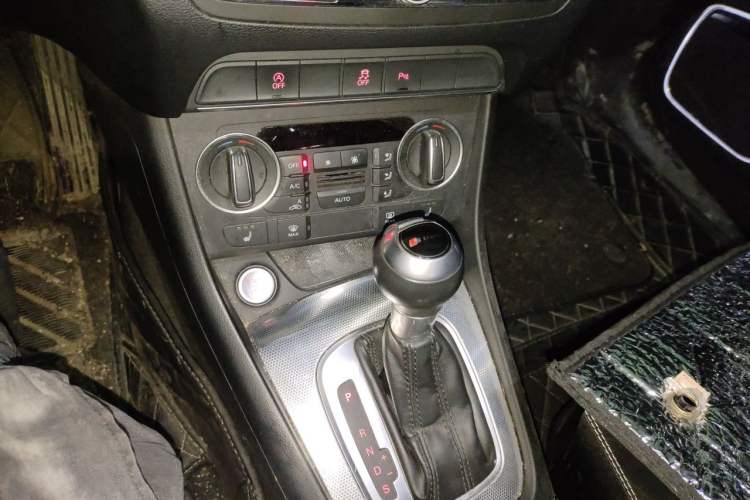 Used Audi Q3 2018 30th Anniversary Edition 30 TFSI Fashion Model Gear Lever