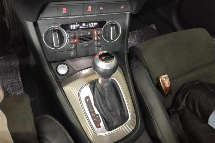 Used Audi Q3 2018 30th Anniversary Edition 35 TFSI quattro all-wheel-drive sport model Gear Lever