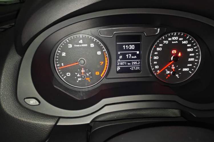 Used Audi Q3 2018 30th Anniversary Edition 30 TFSI Fashion Model Odometer Close Up