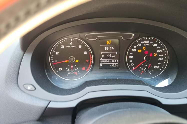 Used Audi Q3 2018 30th Anniversary Edition 30 TFSI Fashion Model Odometer Close Up