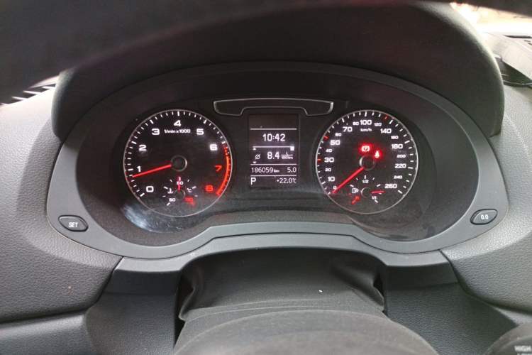 Used Audi Q3 2018 30th Anniversary Edition 30 TFSI Fashion Model Odometer Close Up