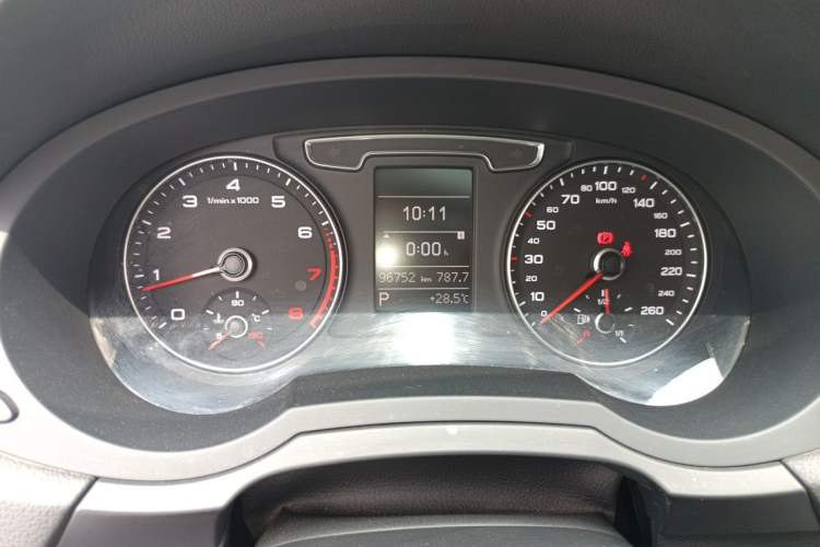 Used Audi Q3 2018 30th Anniversary Edition 30 TFSI Fashion Model Odometer Close Up