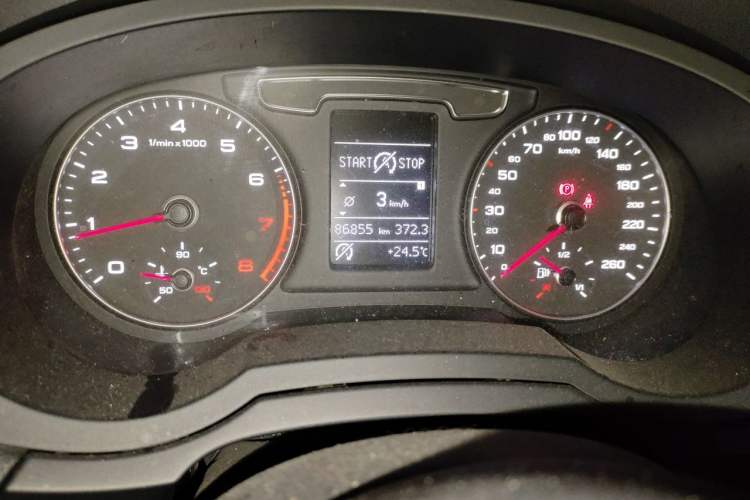 Used Audi Q3 2018 30th Anniversary Edition 30 TFSI Fashion Model Odometer Close Up