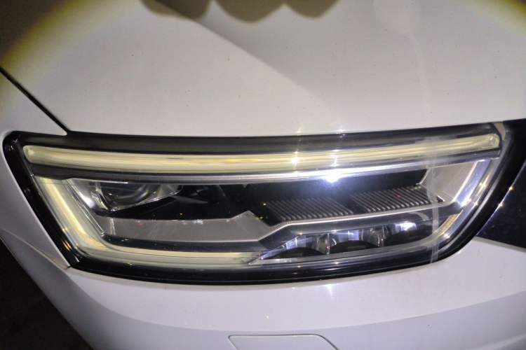 Used Audi Q3 2018 30th Anniversary Edition 30 TFSI Fashion Model Right Front Headlight
