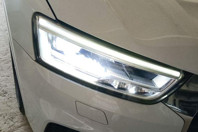 Used Audi Q3 2018 30th Anniversary Edition 35 TFSI quattro all-wheel-drive sport model Right Front Headlight