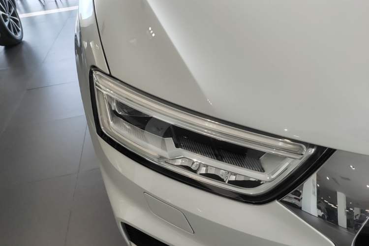 Used Audi Q3 2018 30th Anniversary Edition 30 TFSI Fashion Model Right Front Headlight