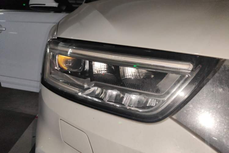 Used Audi Q3 2018 30th Anniversary Edition 35 TFSI quattro all-wheel-drive sport model Right Front Headlight
