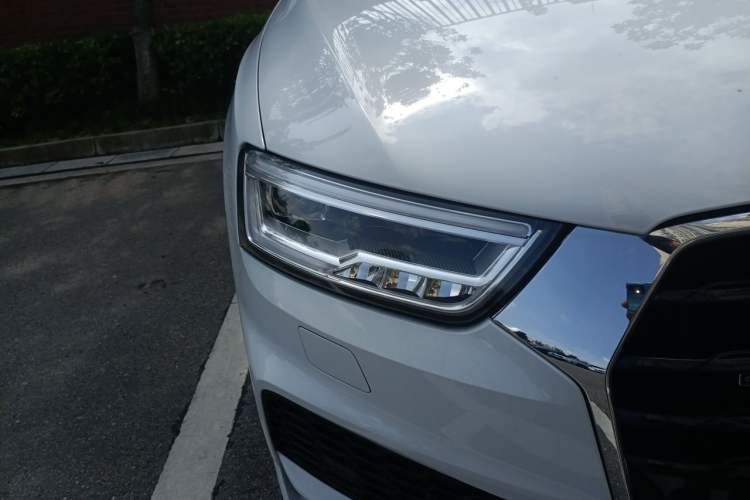 Used Audi Q3 2018 30th Anniversary Edition 40 TFSI quattro all-wheel-drive sport model Right Front Headlight