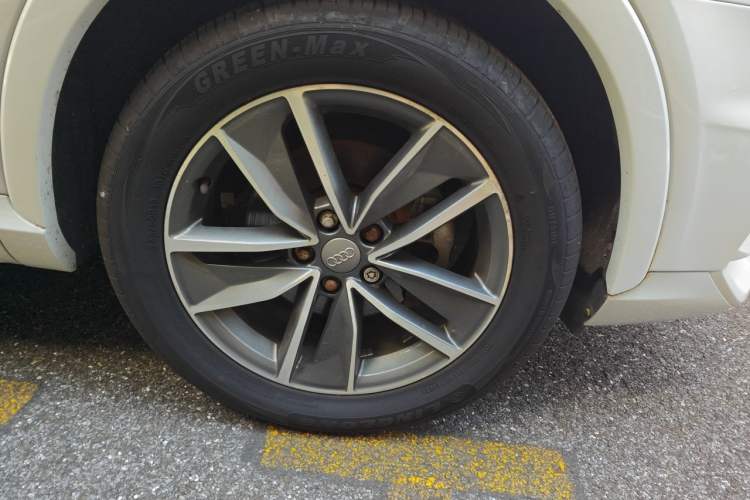 Used Audi Q3 2018 30th Anniversary Edition 35 TFSI Sport Model Right Front Wheel Hub