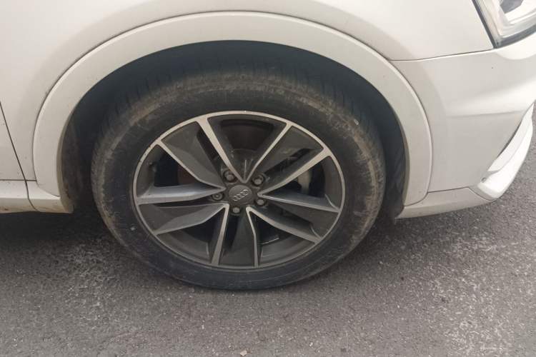 Used Audi Q3 2018 30th Anniversary Edition 35 TFSI Sport Model Right Front Wheel Hub