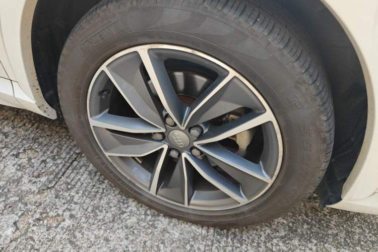 Used Audi Q3 2018 30th Anniversary Edition 35 TFSI quattro all-wheel-drive sport model Right Front Wheel Hub