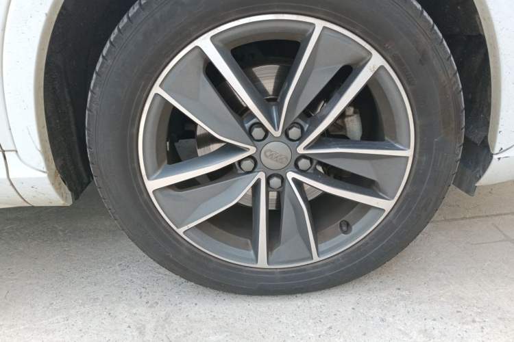 Used Audi Q3 2018 30th Anniversary Edition 35 TFSI quattro all-wheel-drive sport model Right Front Wheel Hub