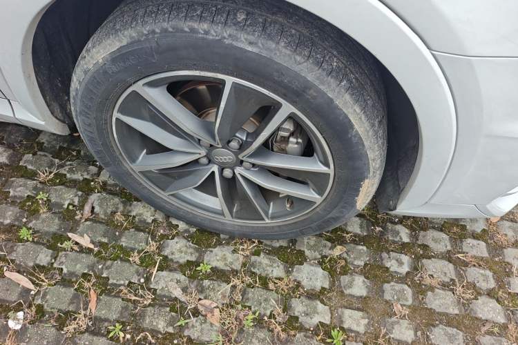 Used Audi Q3 2018 30th Anniversary Edition 35 TFSI Sport Model Right Front Wheel Hub