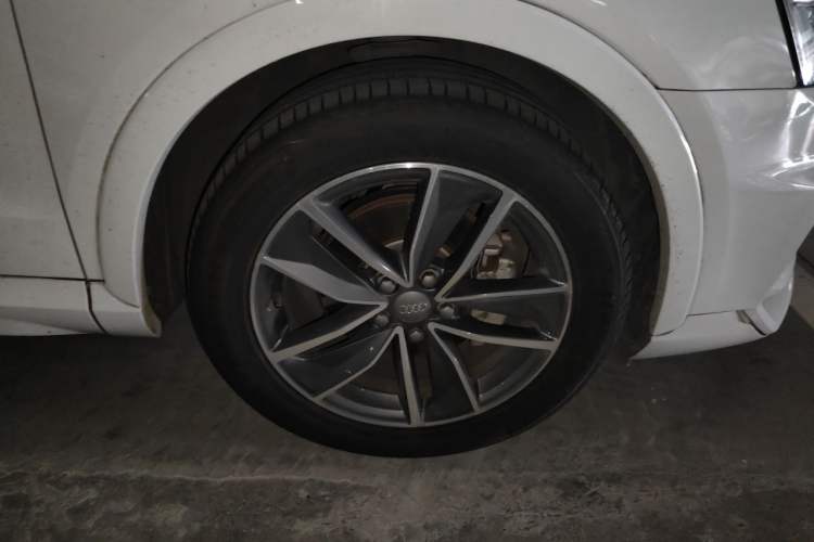 Used Audi Q3 2018 30th Anniversary Edition 35 TFSI quattro all-wheel-drive sport model Right Front Wheel Hub
