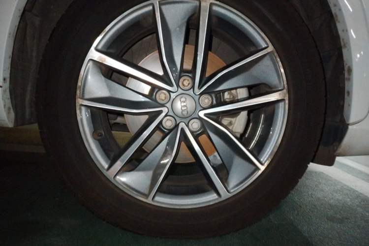 Used Audi Q3 2018 30th Anniversary Edition 35 TFSI Sport Model Right Front Wheel Hub