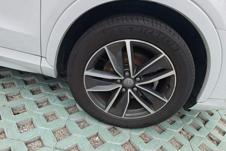 Used Audi Q3 2018 30th Anniversary Edition 35 TFSI Sport Model Right Front Wheel Hub