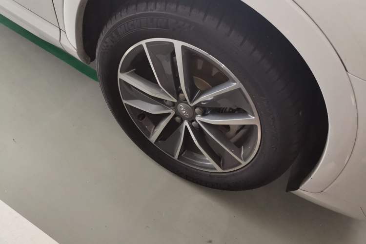 Used Audi Q3 2018 30th Anniversary Edition 35 TFSI quattro all-wheel-drive sport model Right Front Wheel Hub