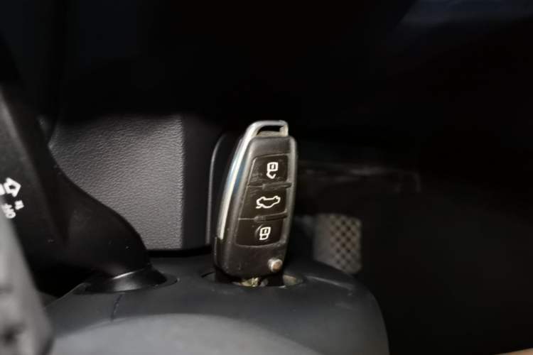 Used Audi Q3 2018 30th Anniversary Edition 30 TFSI Fashion Model Vehicle Key