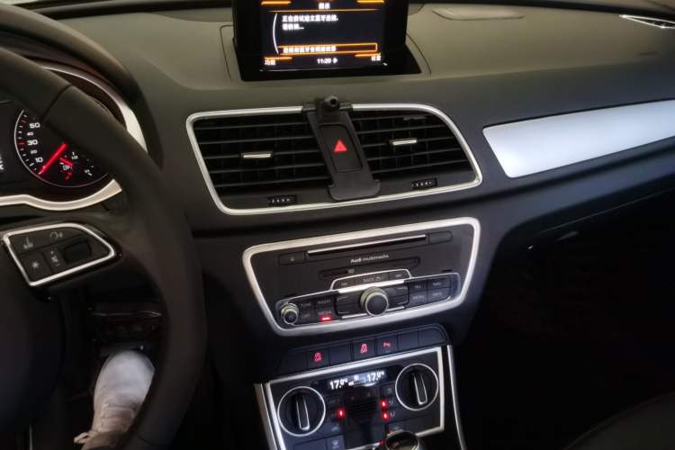 Used Audi Q3 2018 30 TFSI Fashion Edition Collector's Version Audio And AC Panel