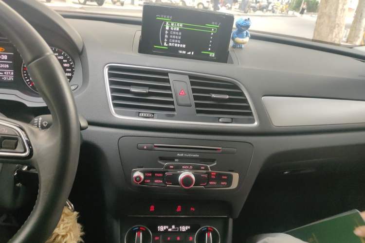Used Audi Q3 2018 30 TFSI Fashion Edition Collector's Version Audio And AC Panel