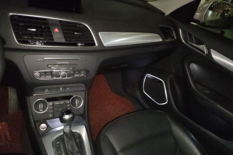 Used Audi Q3 2018 30th Anniversary Edition 30 TFSI Style Model Audio And AC Panel