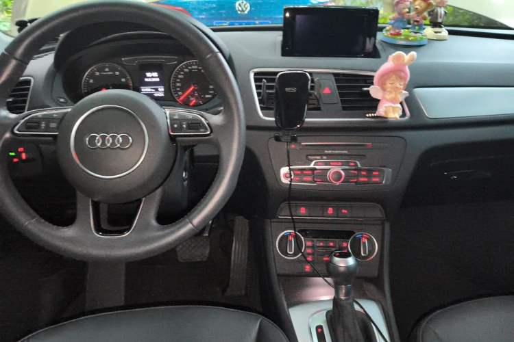 Used Audi Q3 2018 30 TFSI Fashion Edition Collector's Version Center Console