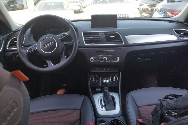 Used Audi Q3 2018 30th Anniversary Edition 35 TFSI Fashion Model Center Console