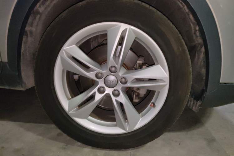 Used Audi Q3 2018 30th Anniversary Edition 30 TFSI Style Model Right Front Wheel Hub