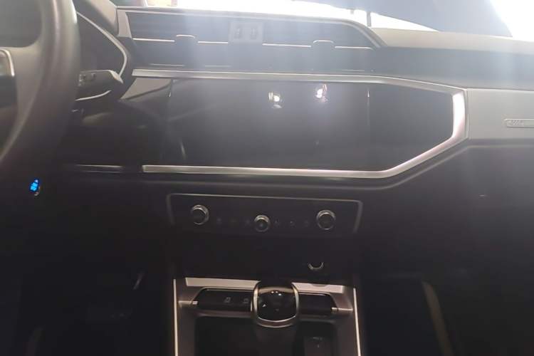 Used Audi Q3 2019 35 TFSI Advanced Style Edition Audio And AC Panel