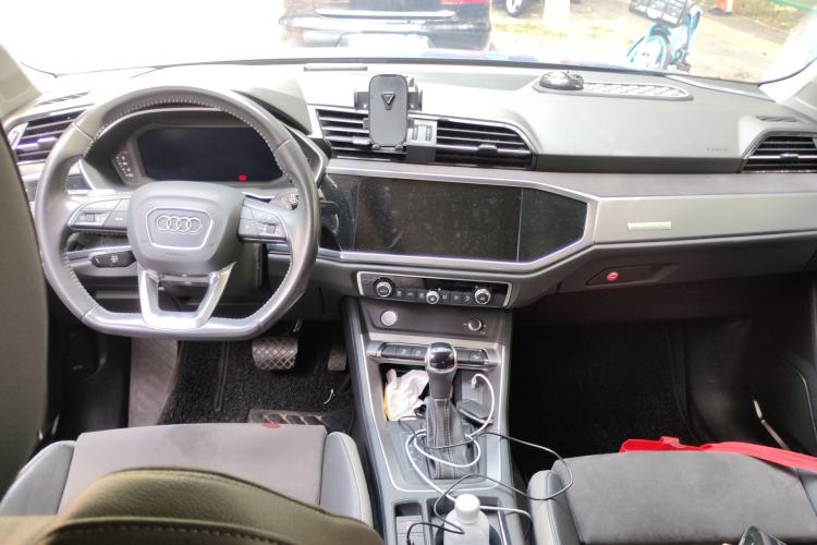 Used Audi Q3 2019 40 TFSI quattro Fashion Dynamic Model Center Console