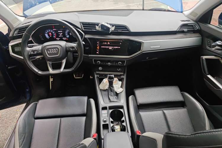 Used Audi Q3 2019 35 TFSI Fashion Dynamic Model Center Console