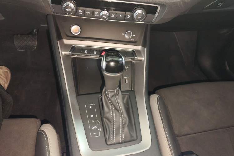 Used Audi Q3 2019 35 TFSI Advanced Dynamic Edition Gear Lever