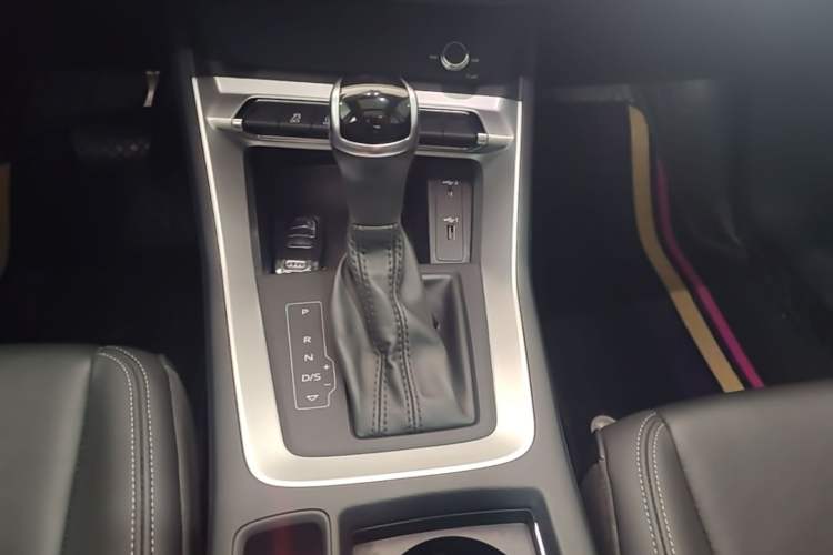 Used Audi Q3 2019 35 TFSI Advanced Style Edition Gear Lever