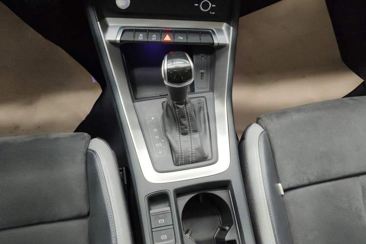 Used Audi Q3 2019 40 TFSI Fashion Dynamic Model Gear Lever