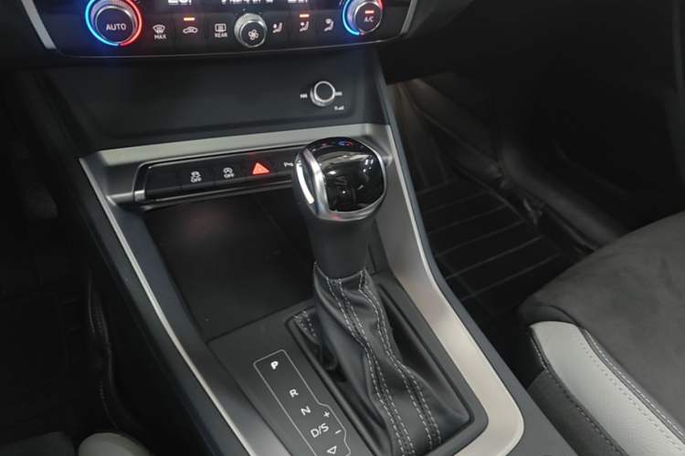 Used Audi Q3 2019 35 TFSI Advanced Dynamic Edition Gear Lever